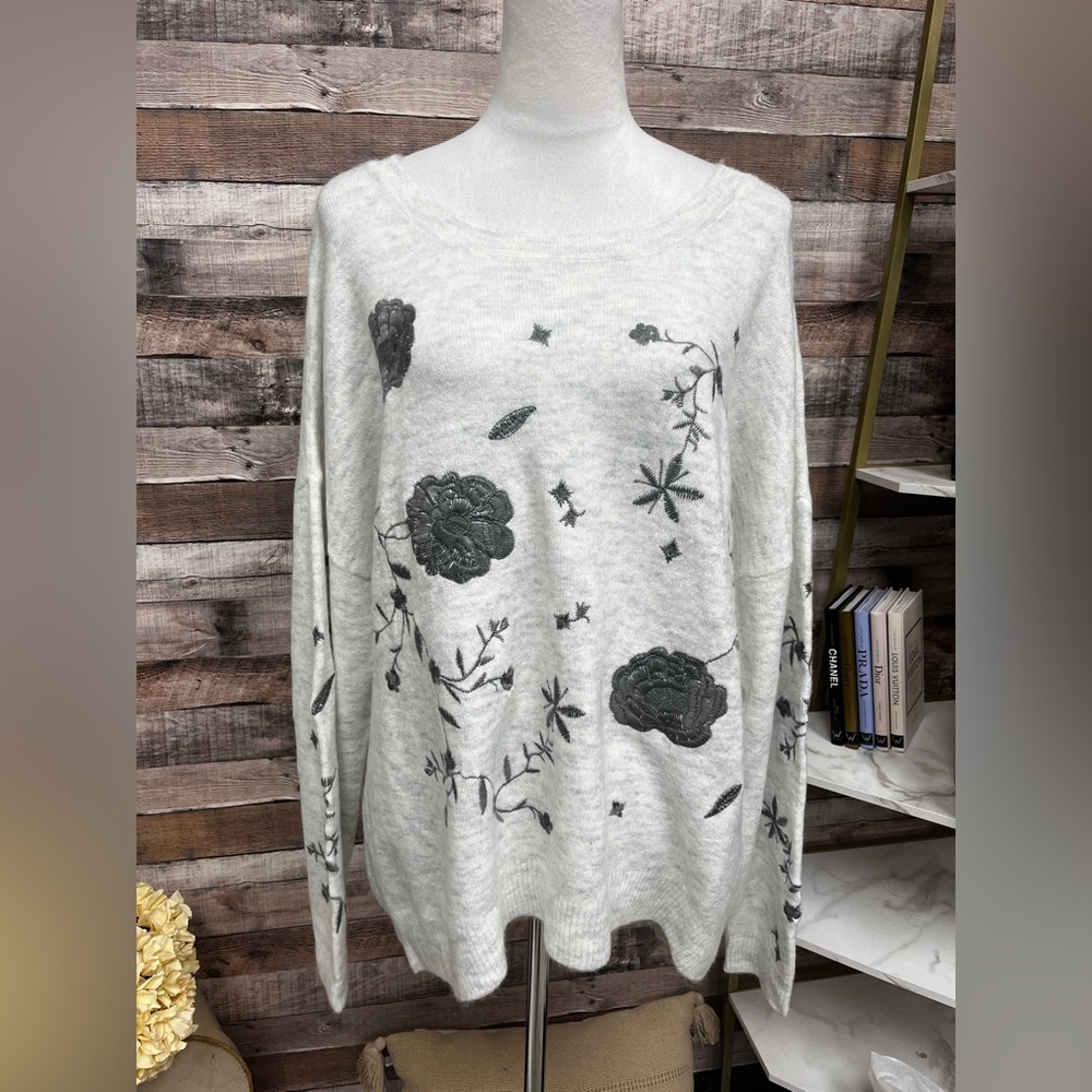 NWT Curations White Sweater w/Gray Floral Aplique